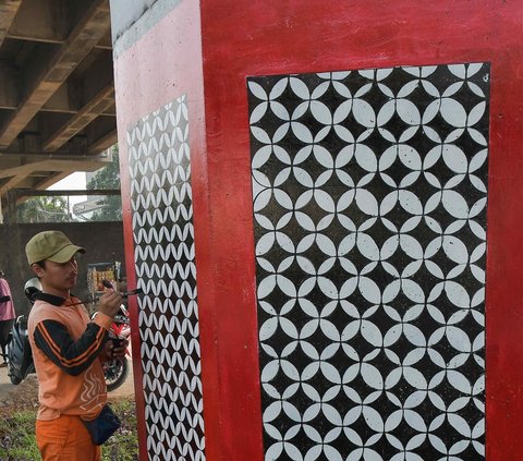 Pemerintah Provinsi DKI Jakarta melakukan pembuatan mural di tiang penyangga Tol Becakayu untuk menyambut hari Kemerdekaan RI ke 78.