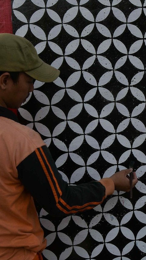 Gambar mural yang dibuat seluruhnya bertema kemerdekaan hingga kebudayaan Indonesia seperti motif batik ini.