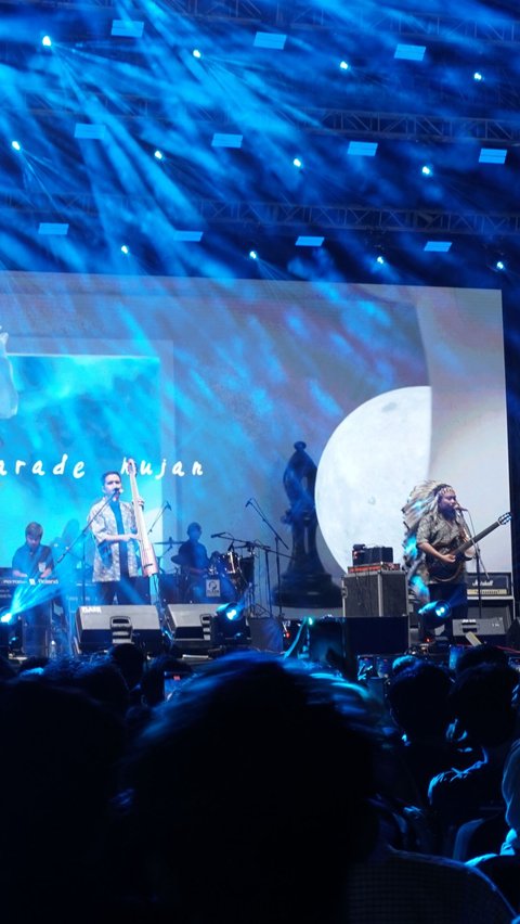 Grup band yang sempat bubar, Payung Teduh kini hadir dengan warna baru dengan nama Parade Hujan.