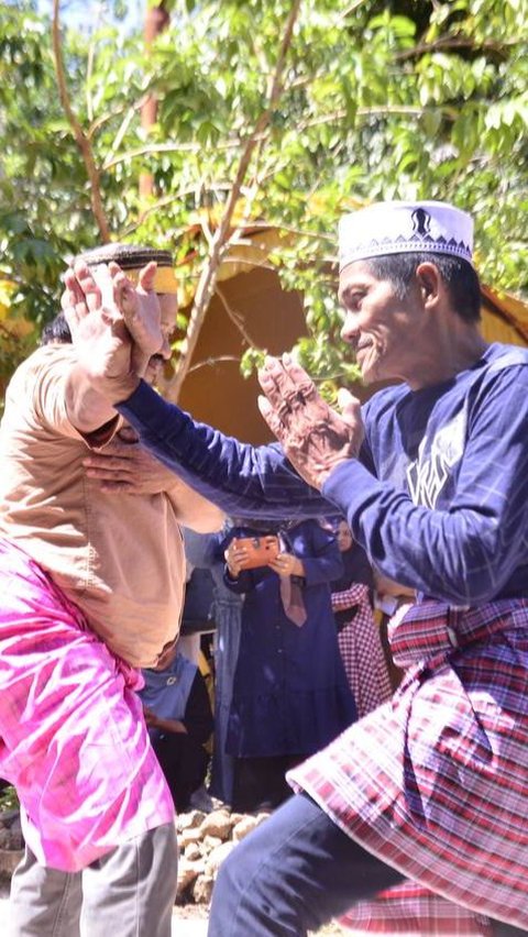 Tiba di Pulau Laut Sigam, Gubernur Kalsel Terpana Dengan Pertunjukkan Silat Kuntau