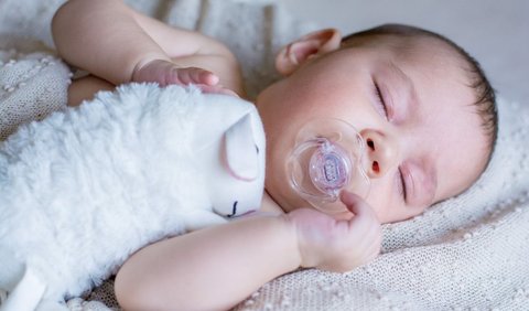 Selain itu, ketika anak memasuki tahap tidur REM (rapid eye movement), detak jantung akan meningkat, sehingga membuat menjadi lebih banyak berkeringat di malam hari.