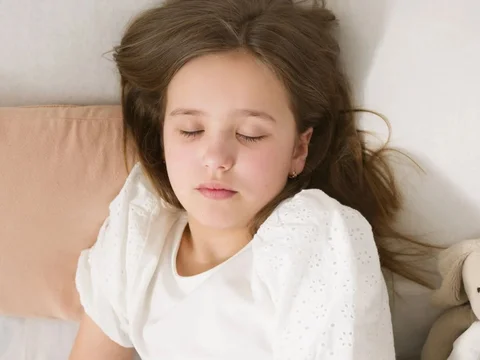 Anak Berkeringat Saat Tidur Malam, Apakah Normal? Ini Penjelasannya