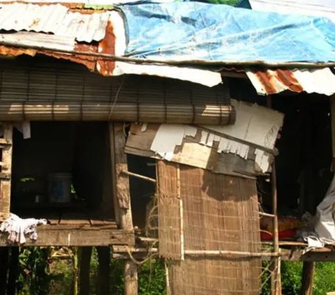 Lebih dari 10.000 ribu rumah warga Kabupaten Ngawi, Jawa Timur, masuk kategori tidak layak huni. Salah satu penyebab banyaknya rumah tak layak huni adalah angka kemiskinan tinggi di wilayah setempat.