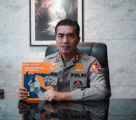 Duduk di Meja Kerja, Jenderal Lulusan Terbaik Angkatan Kapolri Baca Majalah soal Sindikat 'Demi Tegaknya Hukum'