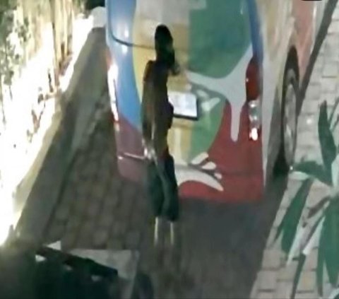 Kantor Baim Wong Kemalingan, Kaca Mobil Dipecah - Rekaman CCTV Diungkap