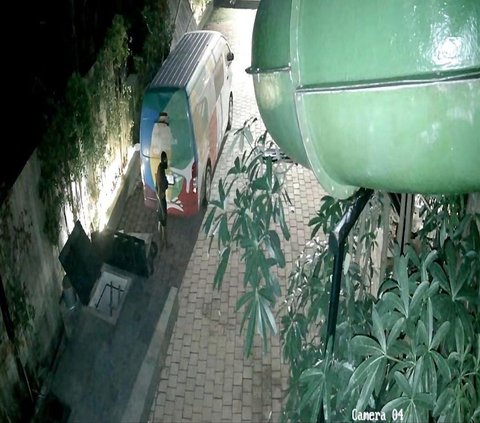 Kantor Baim Wong Kemalingan, Kaca Mobil Dipecah - Rekaman CCTV Diungkap