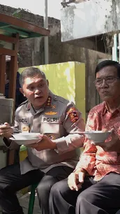 Jenderal Polisi Ngebakso Bareng Pak RT, Segerobak Diborong Warga Makan Gratis