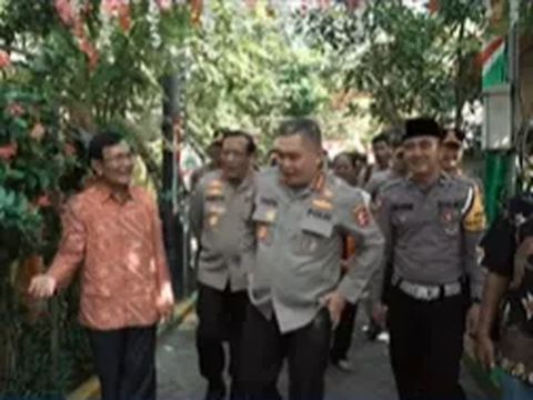 Jenderal Polisi Ngebakso Bareng Pak RT, Segerobak Diborong Warga Makan Gratis