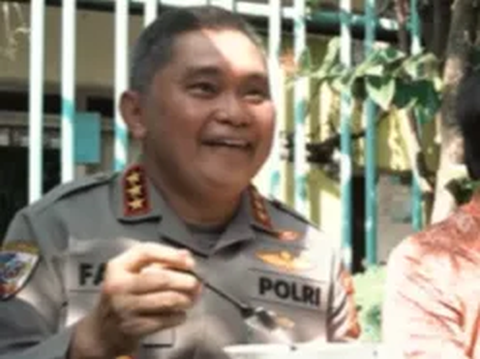Jenderal Polisi Ngebakso Bareng Pak RT, Segerobak Diborong Warga Makan Gratis