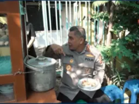 Jenderal Polisi Ngebakso Bareng Pak RT, Segerobak Diborong Warga Makan Gratis