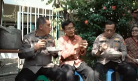 Jenderal Polisi Ngebakso Bareng Pak RT, Segerobak Diborong Warga Makan Gratis