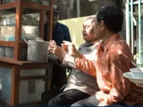 Jenderal Polisi Ngebakso Bareng Pak RT, Segerobak Diborong Warga Makan Gratis