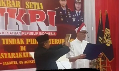 Momen Munarman eks Sekjen FPI Baca Ikrar Setia ke NKRI, Lilitkan Bendera di Kepala