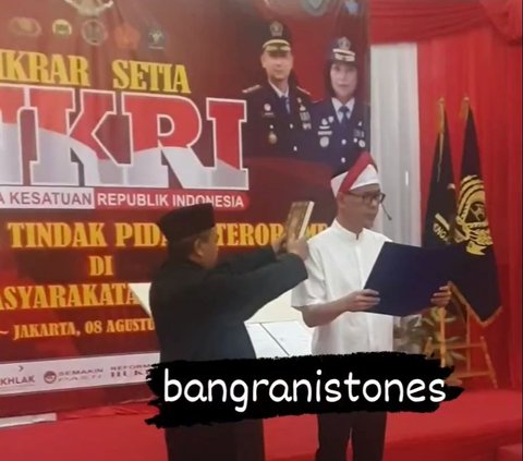Momen Munarman eks Sekjen FPI Baca Ikrar Setia ke NKRI, Lilitkan Bendera di Kepala