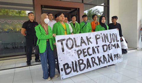Menurutnya, hal tersebut buruk karena pinjol memberikan uang pada nasabahnya secara singkat, bahkan hanya dalam waktu lima menit.