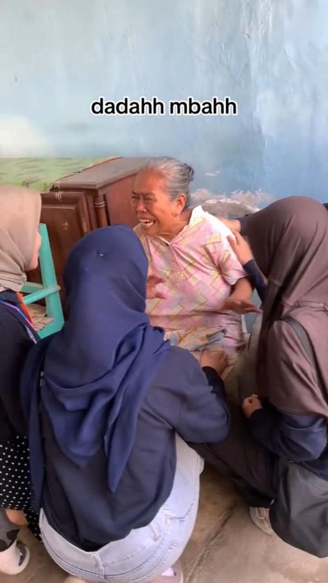 Momen Seorang Nenek Nangis saat Anak KKN Pamitan Pulang, Bikin Haru