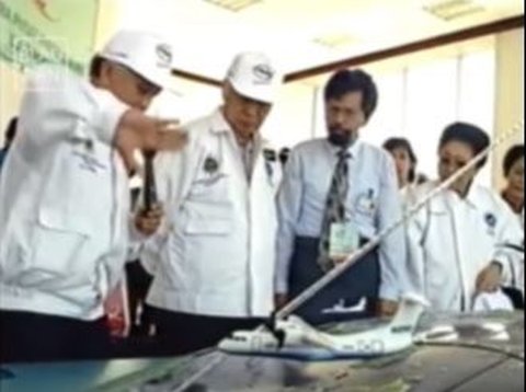 Potret Lawas Bahagianya Presiden Soeharto & BJ Habibie Indonesia Bisa Bikin Pesawat Sendiri, Senyumannya Lebar Sumringah