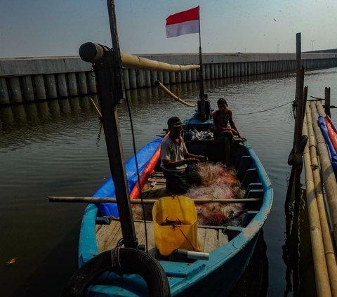 Penghasilan nelayan pinggiran saat ini mengalami penurunan drastis akibat masifnya proyek pembangunan kawasan perniagaan dan hunian di kawasan utara Jakarta dan Tangerang.