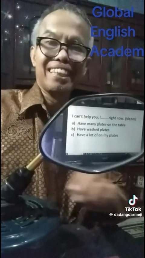 Tak Punya Peralatan Memadai, Aksi Pak Dadang Mengajar Bahasa Inggris dengan Kaca Spion Ini Viral