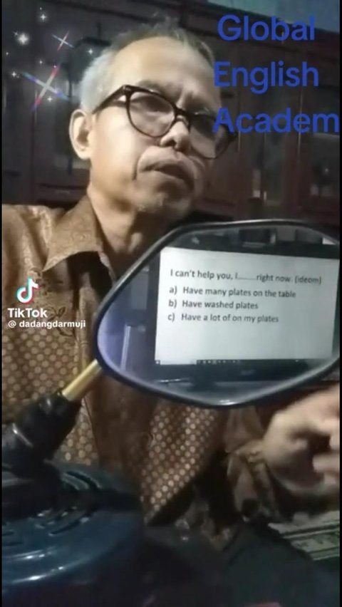 Tak Punya Peralatan Memadai, Aksi Pak Dadang Mengajar Bahasa Inggris dengan Kaca Spion Ini Viral