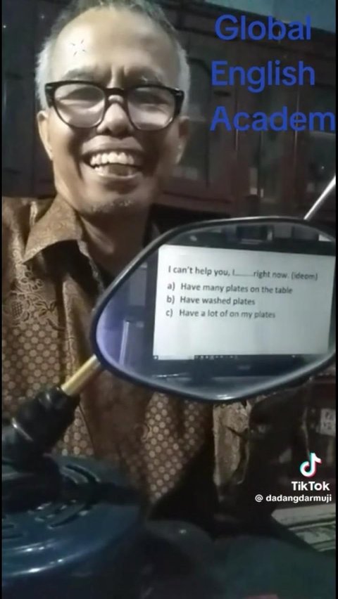 Tak Punya Peralatan Memadai, Aksi Pak Dadang Mengajar Bahasa Inggris dengan Kaca Spion Ini Viral