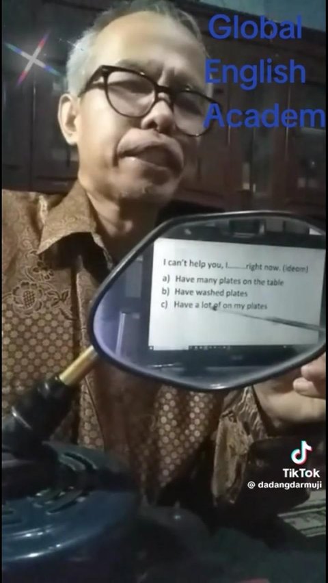 Tak Punya Peralatan Memadai, Aksi Pak Dadang Mengajar Bahasa Inggris dengan Kaca Spion Ini Viral