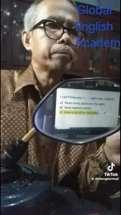Tak Punya Peralatan Memadai, Aksi Pak Dadang Mengajar Bahasa Inggris dengan Kaca Spion Ini Viral