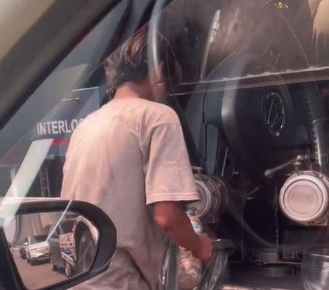 Terciduk Ambil Bensin Langsung dari Truk Tangki, Aksi Pria Ini Viral
