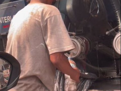 Terciduk Ambil Bensin Langsung dari Truk Tangki, Aksi Pria Ini Viral