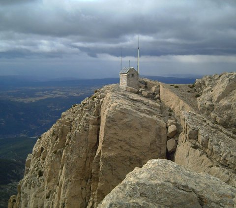 Lukisan Gua Berusia 7.500 Tahun Bergambar Manusia Prasejarah Jago Memanjat Tali