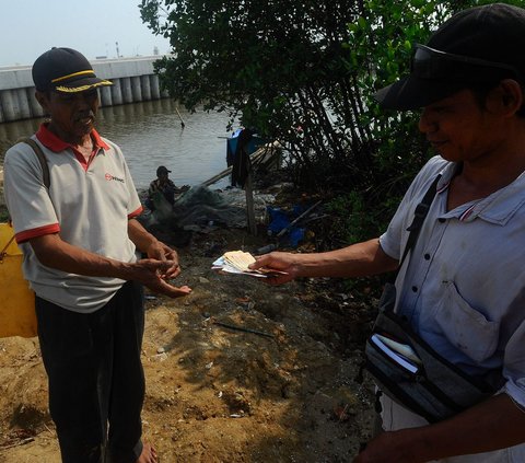 Nelayan menerima hasil penjualan rajungan di kampung nelayan Dadap. <br /><br />Hasil penjualan itu tentu jauh dari harapan mereka karena hasil tangkapan mereka berkurang drastis karena gencarnya pembangunan di pesisir utara Jakarta.