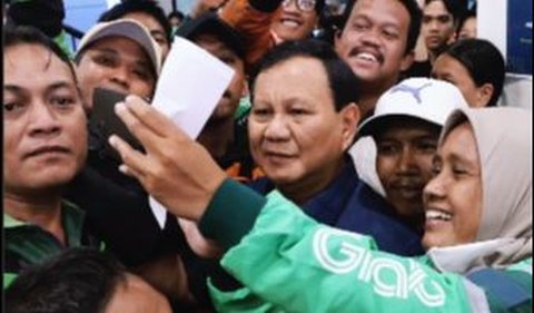 Sikap Luar Biasa Ajudan Mayor Teddy Lihat Emak-Emak Ojol Ingin Foto Sama Prabowo