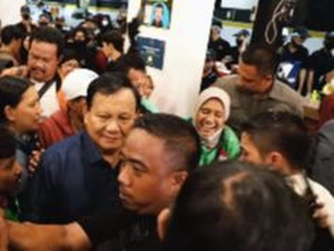 Sikap Luar Biasa Ajudan Mayor Teddy Lihat Emak-Emak Ojol Ingin Foto Sama Prabowo