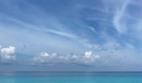 Menilik Pesona Pantai Lamolo, Menawarkan Keindahan Layaknya Laut Maladewa