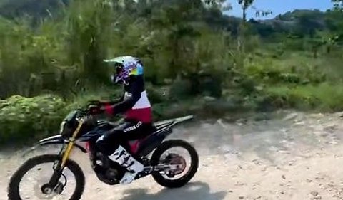 Melalui akun @hengkykurniawan, Bupati ganteng itu membagikan video merekam momen ketika ia sedang mengendarai motor trail bersama rombongan.
