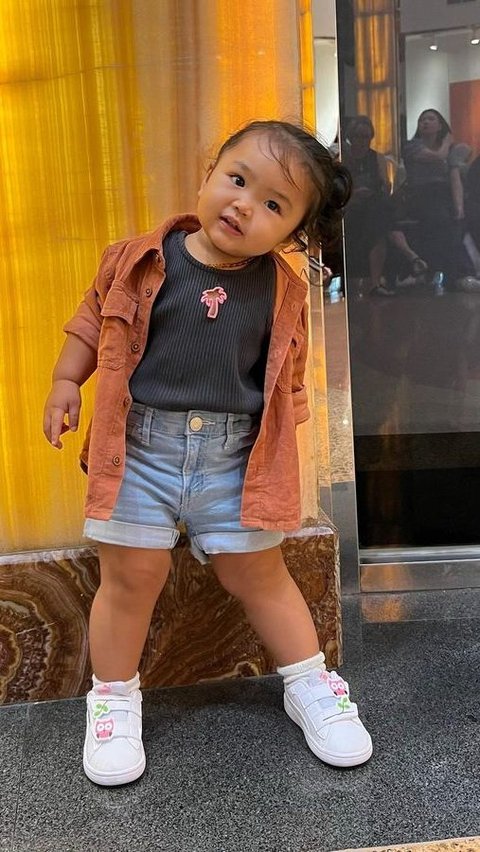 10 Potret Lucu Baby Xarena Putri Siti Badriah Jalan-jalan di Mall, Gayanya Gemesin Banget!