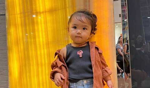 Terbaru, Siti Badriah mengajak sang anak jalan-jalan ke mall. Tampak Baby Xarena sudah bisa bergaya di depan kamera.
