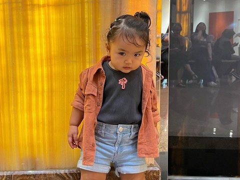 10 Potret Lucu Baby Xarena Putri Siti Badriah Jalan-jalan di Mall, Gayanya Gemesin Banget!