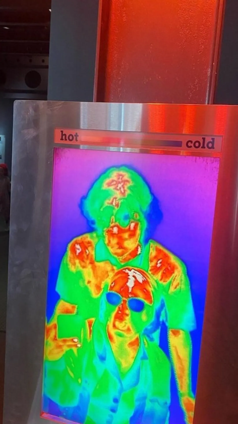 8 Foto Cinta Kuya Bareng Cowok Bule di Amerika, Pacaran?