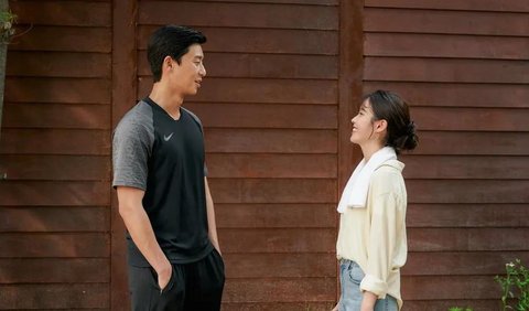 Film yang seharusnya sudah tayang sejak 2021 ini bercerita tentang Yoon Hong Dae (Park Seo Joon), seorang atlet sepak bola profesional yang harus menjalani hukuman akibat sebuah insiden.