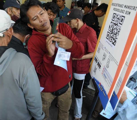FOTO: Begini Suasana Antrean Pemohon SIM yang Sempat Membuat Server Down