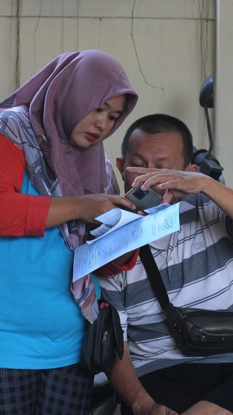 Pemohon mencoba melakukan pendaftaraan secara Online di Gerai Satpas Jakarta Timur untuk mengikuti tes psikologi pada Selasa (8/8/2023).