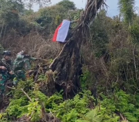 Dikawal Senjata Laras Panjang, Ini Detik-Detik Menegangkan Prajurit TNI Kibarkan Merah Putih