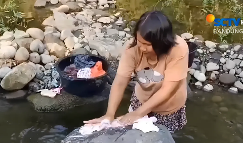 Terdampak Kekeringan, Begini Pilunya Warga Majalengka Harus Cuci Baju di Sungai yang Keruh