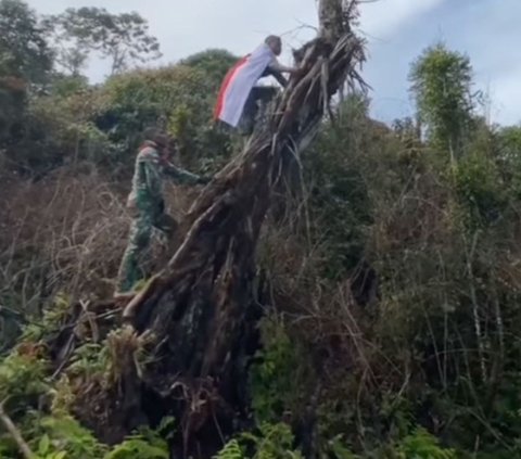 Dikawal Senjata Laras Panjang, Ini Detik-Detik Menegangkan Prajurit TNI Kibarkan Merah Putih