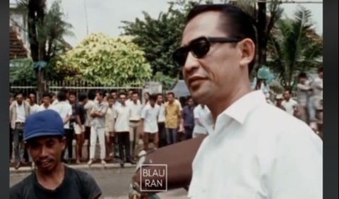 Ali dengan pakai berwarga putih dan kacamata hitamnya dengan ramah menyapa warga. Dia juga terlihat berbincang dengan supir becak.