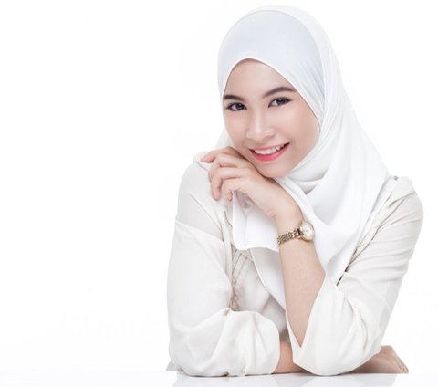 Deretan Cara Bikin Rambut Wangi Seharian Meski Tertutup Hijab