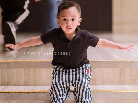 Deretan Foto Rayyanza Anak Raffi Ahmad Jalan-jalan di Singapura, Gayanya Sekeren ini