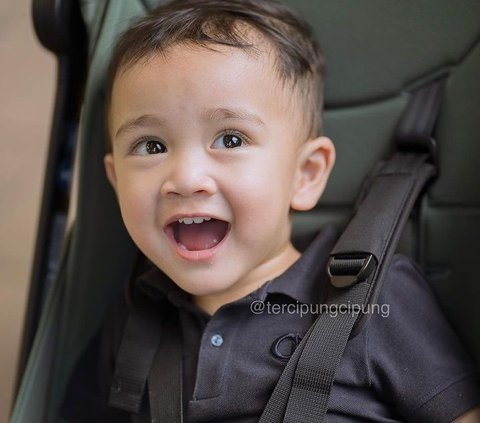 Deretan Foto Rayyanza Anak Raffi Ahmad Jalan-jalan di Singapura, Gayanya Sekeren ini