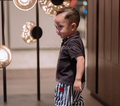 Deretan Foto Rayyanza Anak Raffi Ahmad Jalan-jalan di Singapura, Gayanya Sekeren ini
